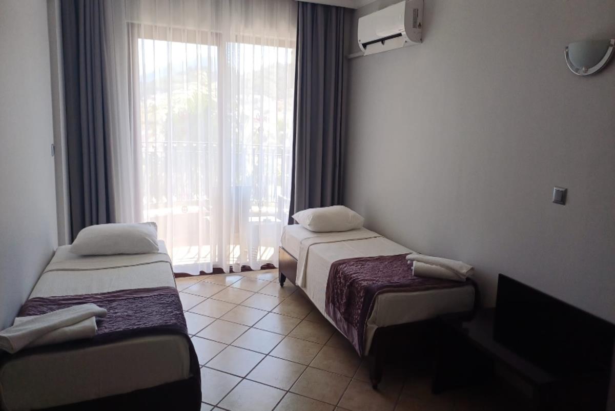 En az 2 yetişkin, En fazla 4 yetişkin veya 3 yetişkin + 1 çocuk.