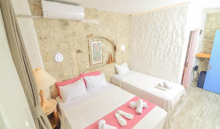 En fazla 3 yetişkin.