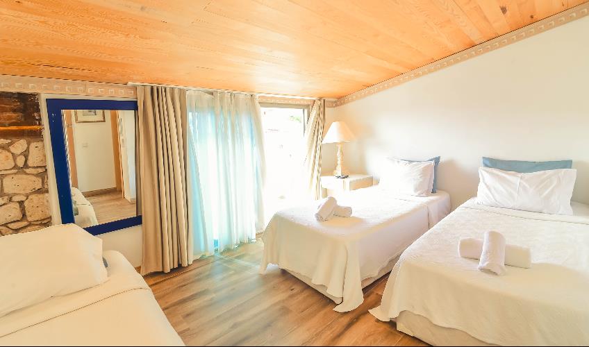 En fazla 3 yetişkin.