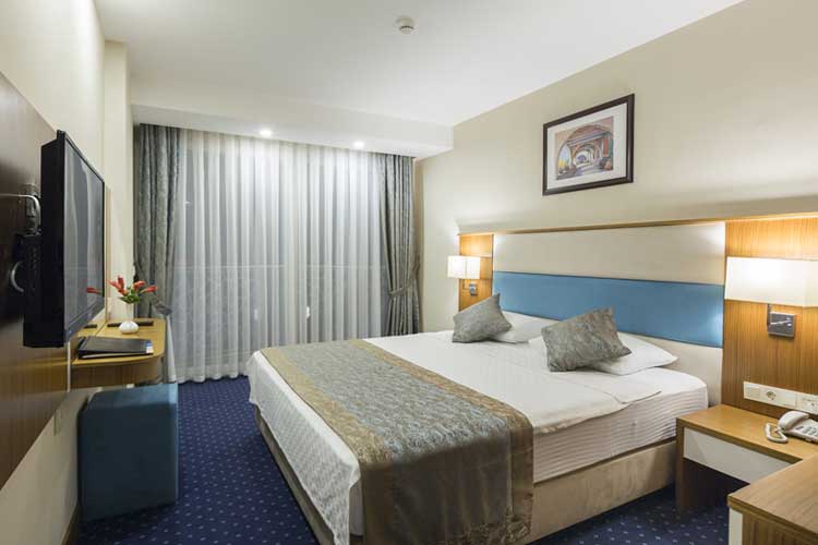 En fazla 3 yetişkin veya 2 yetişkin + 1 çocuk.