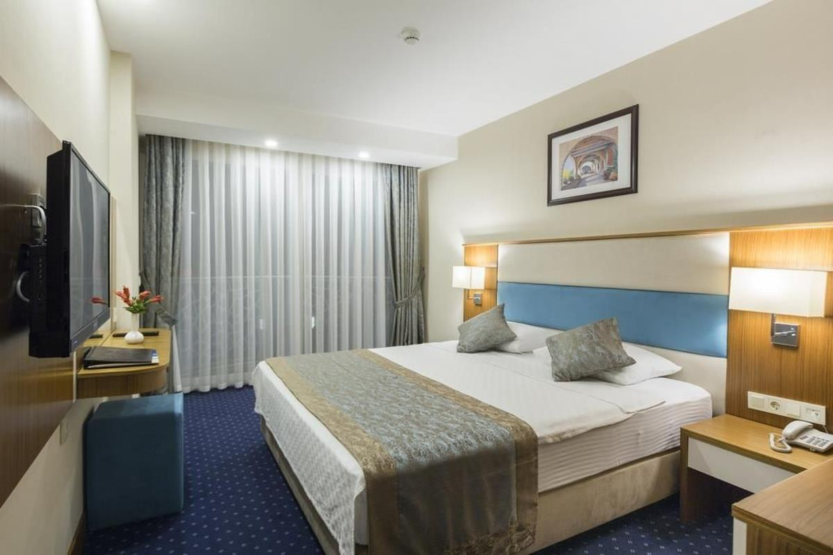 En az 3 yetişkin, En fazla 3 yetişkin + 1 çocuk.