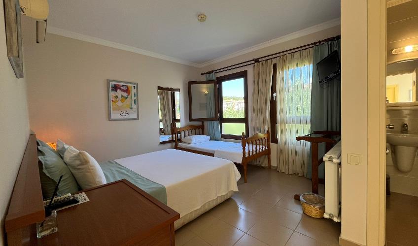 En fazla 3 yetişkin + 1 bebek (0-2 yaş) veya 2 yetişkin + 1 çocuk + 1 bebek (0-2 yaş).