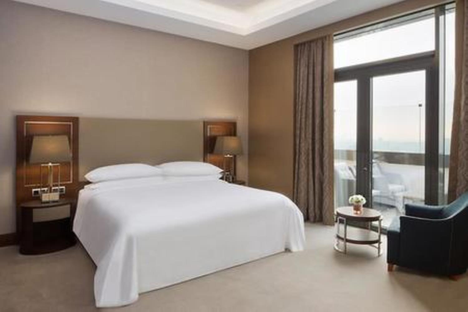 En fazla 3 yetişkin.