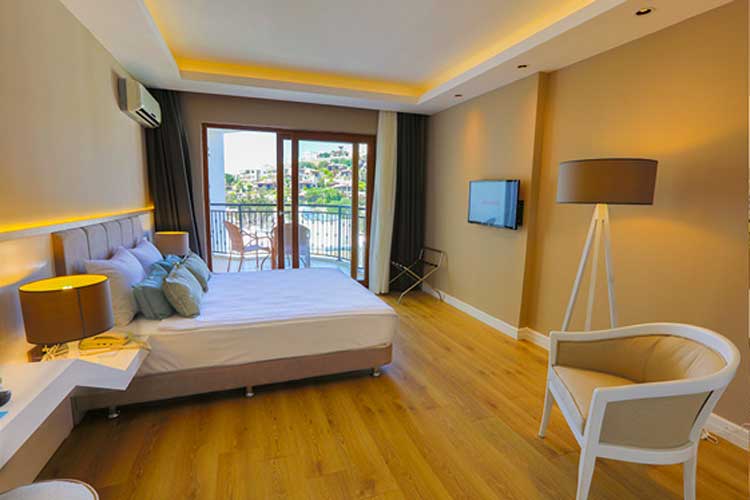 En fazla 3 yetişkin veya 2 yetişkin + 1 çocuk.