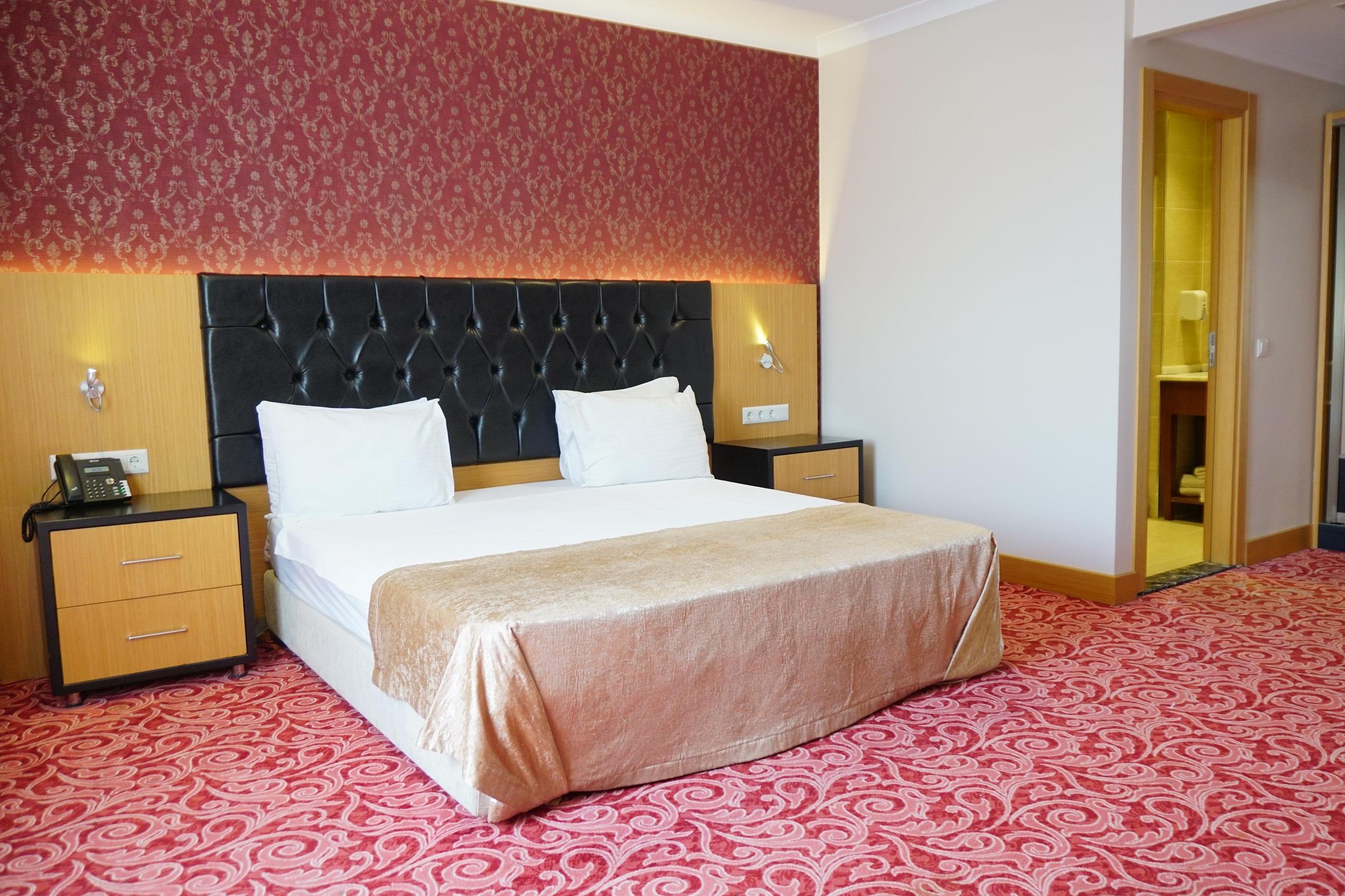 En fazla 3 yetişkin.