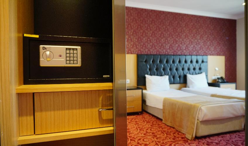 En fazla 1 yetişkin + 1 bebek (0-2 yaş).