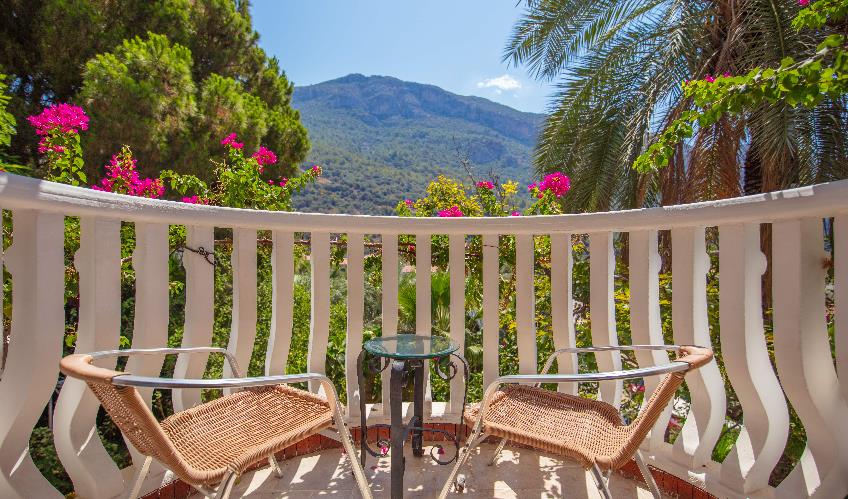 En fazla 2 yetişkin + 1 çocuk + 1 bebek (0-2 yaş) veya 1 yetişkin + 1 çocuk + 1 bebek (0-2 yaş).