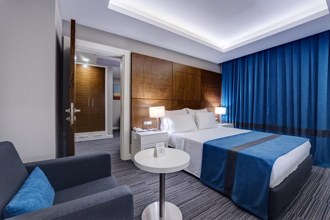 En az 3 yetişkin, En fazla 3 yetişkin.