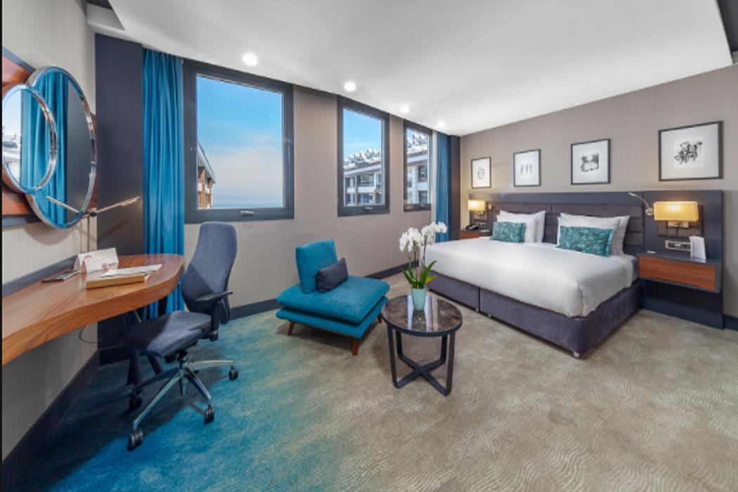 En fazla 3 yetişkin.