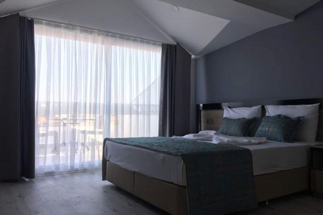 En fazla 3 yetişkin veya 2 yetişkin + 1 çocuk.