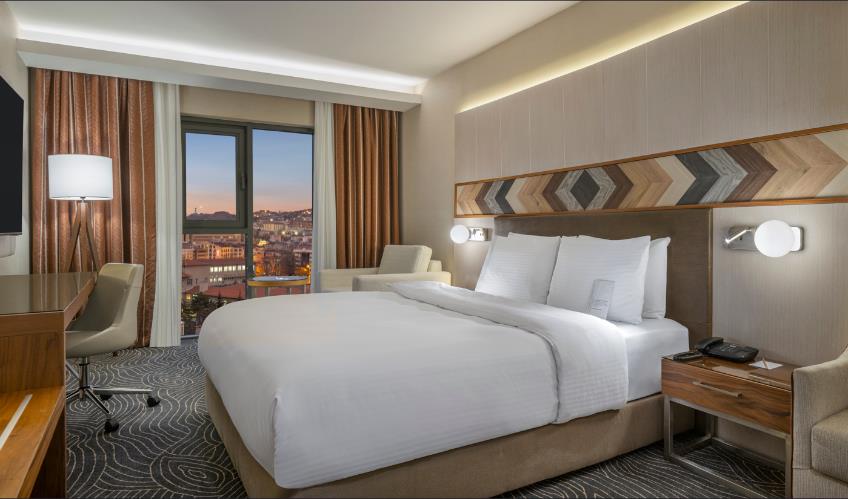 En fazla 3 yetişkin.