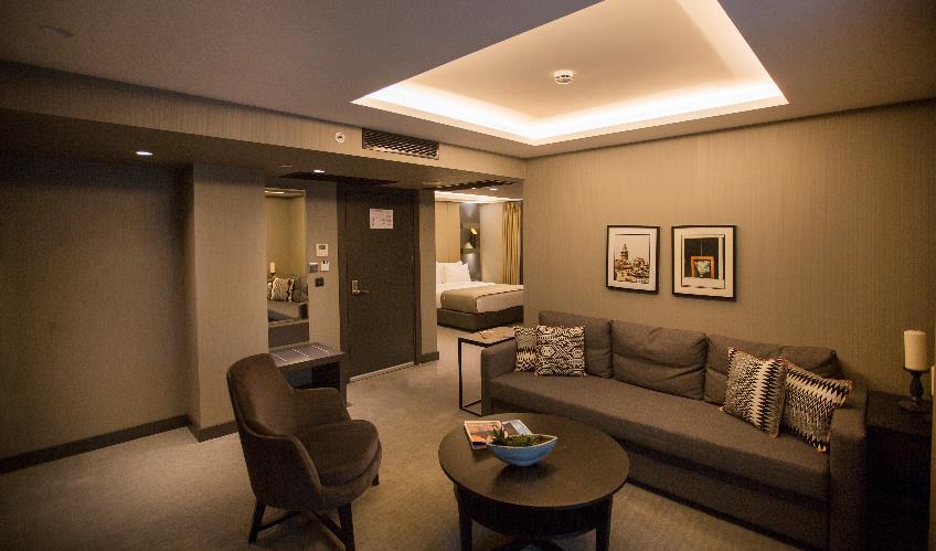 En fazla 3 yetişkin.