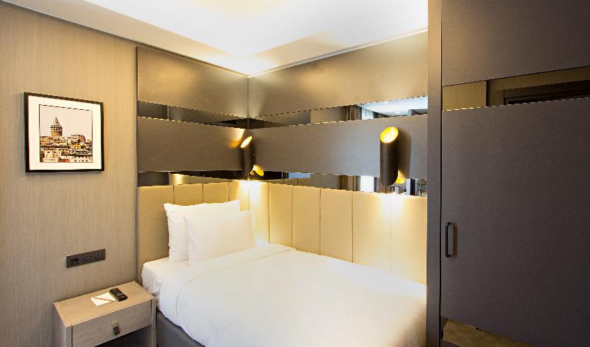 En fazla 1 yetişkin.