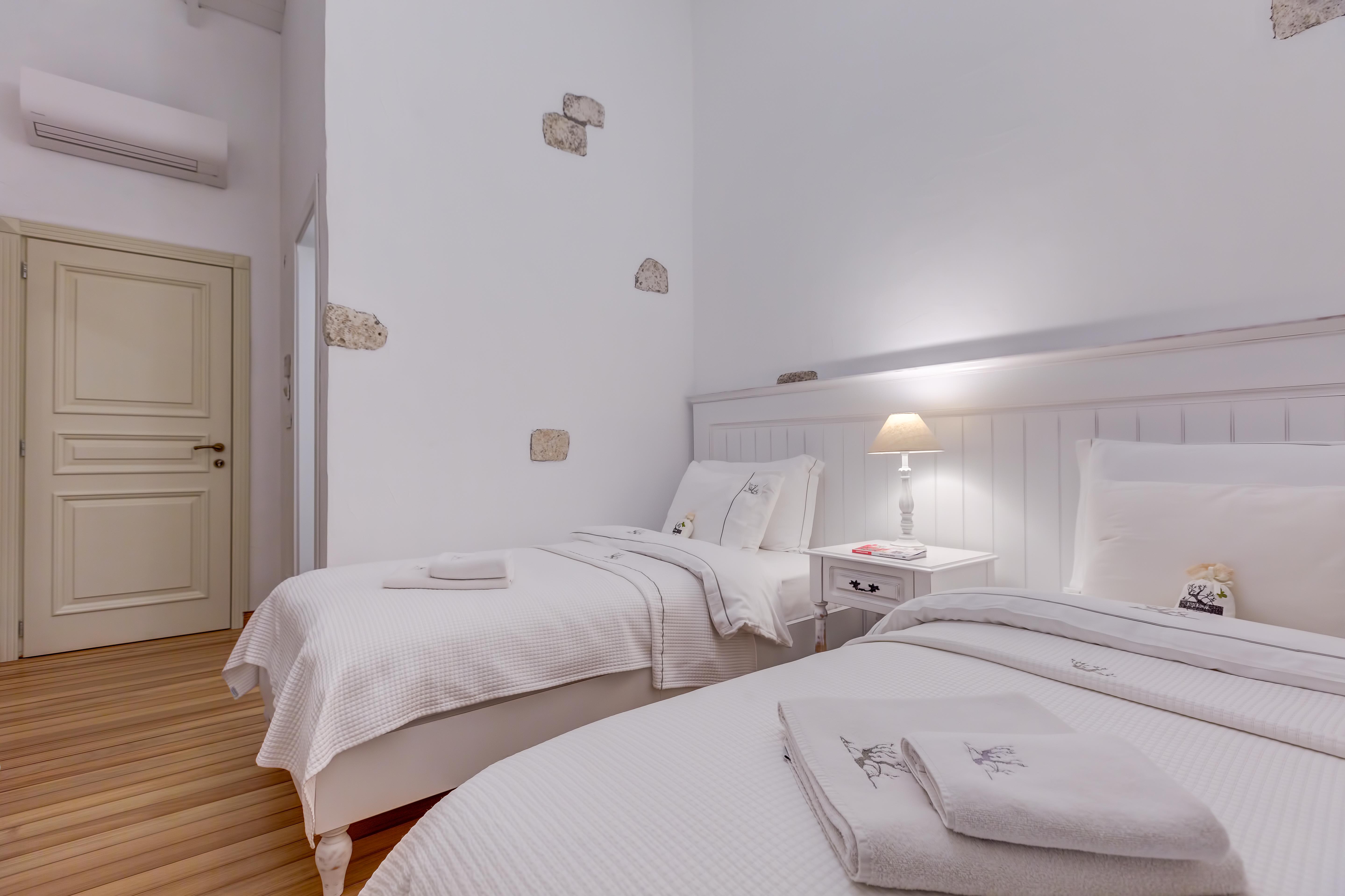 En az 2 yetişkin, En fazla 2 yetişkin.