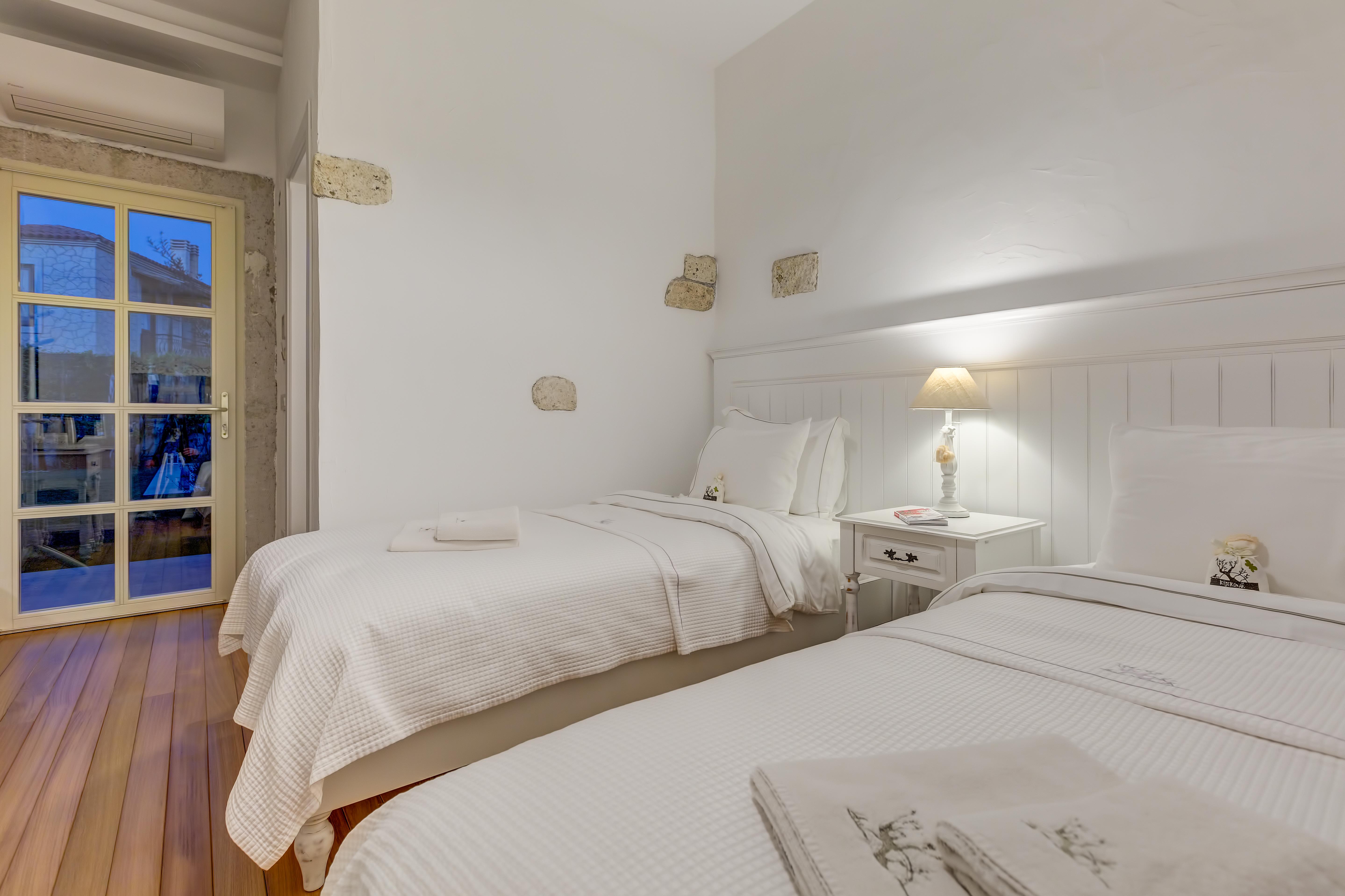 En az 2 yetişkin, En fazla 2 yetişkin.