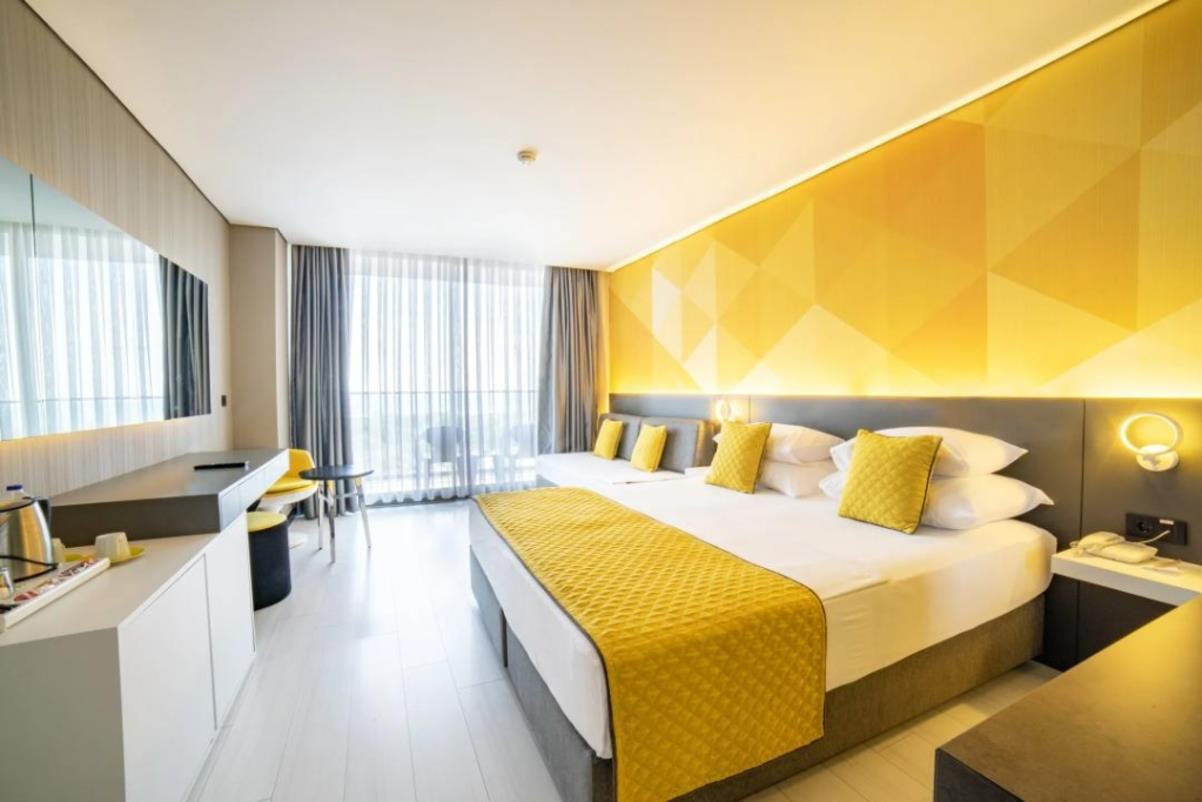 En fazla 3 yetişkin veya 2 yetişkin + 1 çocuk.