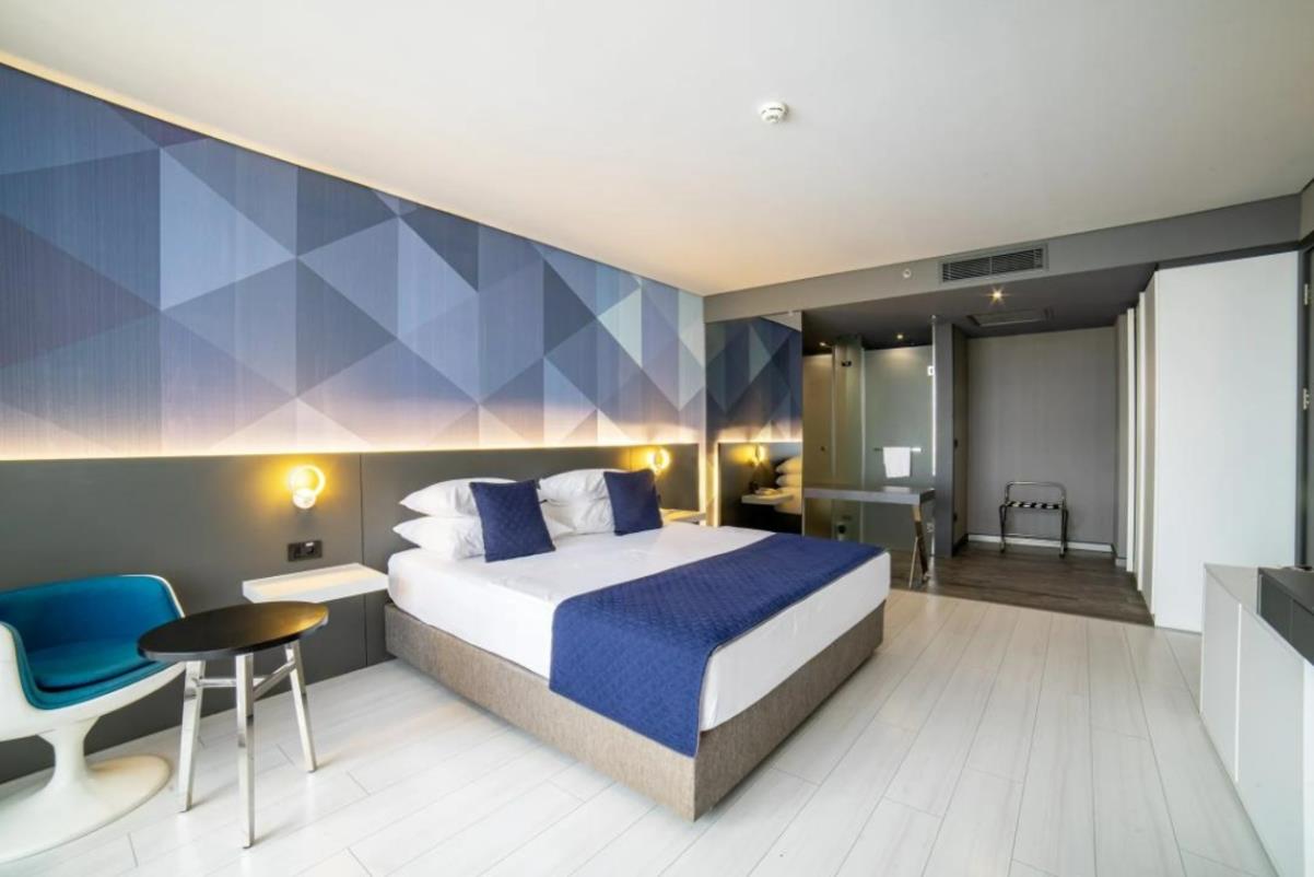 En az 2 yetişkin, En fazla 4 yetişkin veya 3 yetişkin + 1 çocuk.