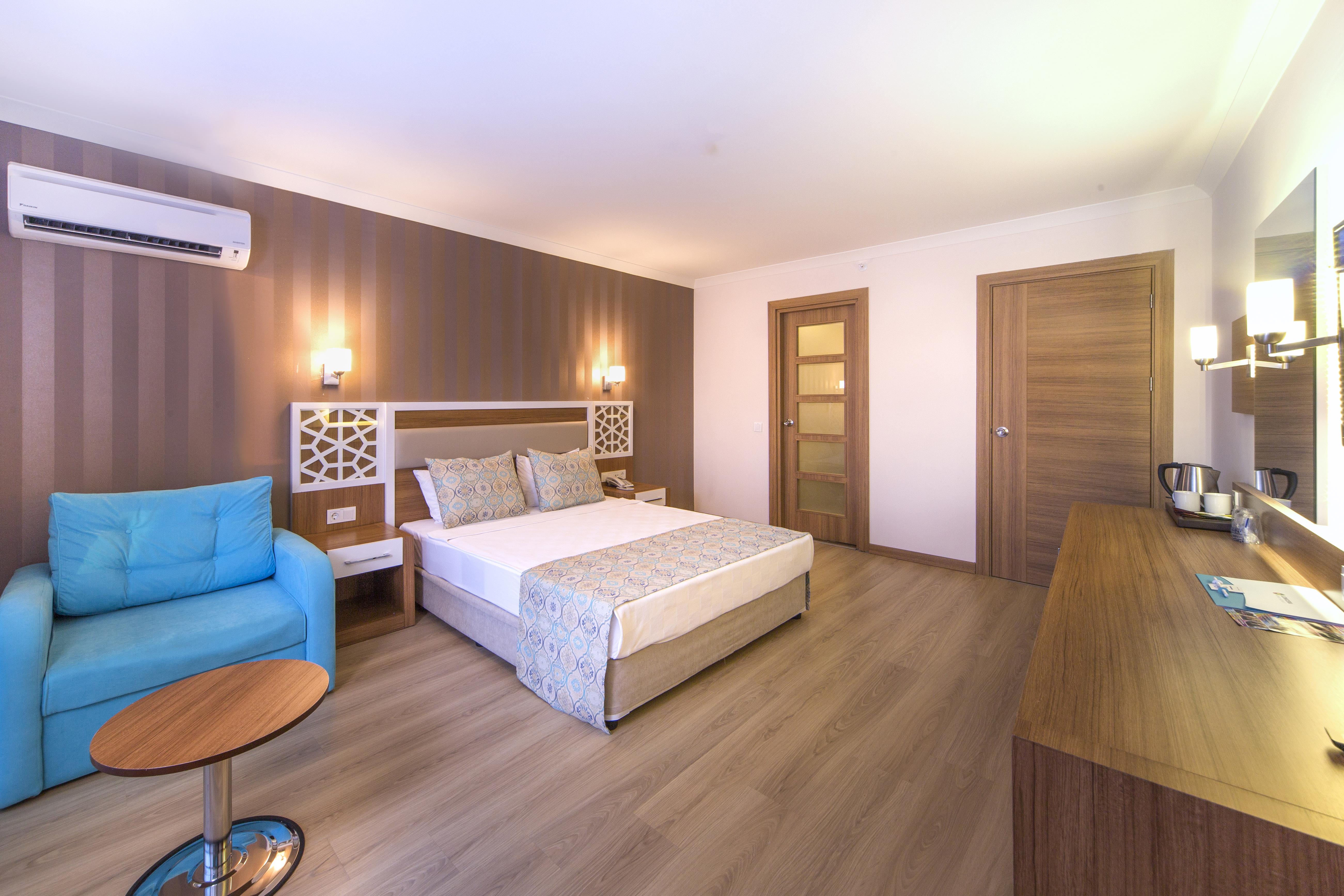 En az 3 yetişkin, En fazla 5 yetişkin + 1 çocuk veya 4 yetişkin + 2 çocuk.