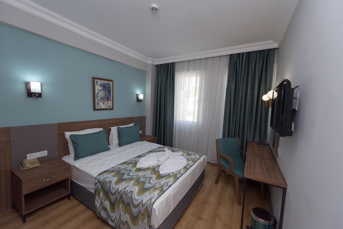 En fazla 3 yetişkin veya 2 yetişkin + 1 çocuk.