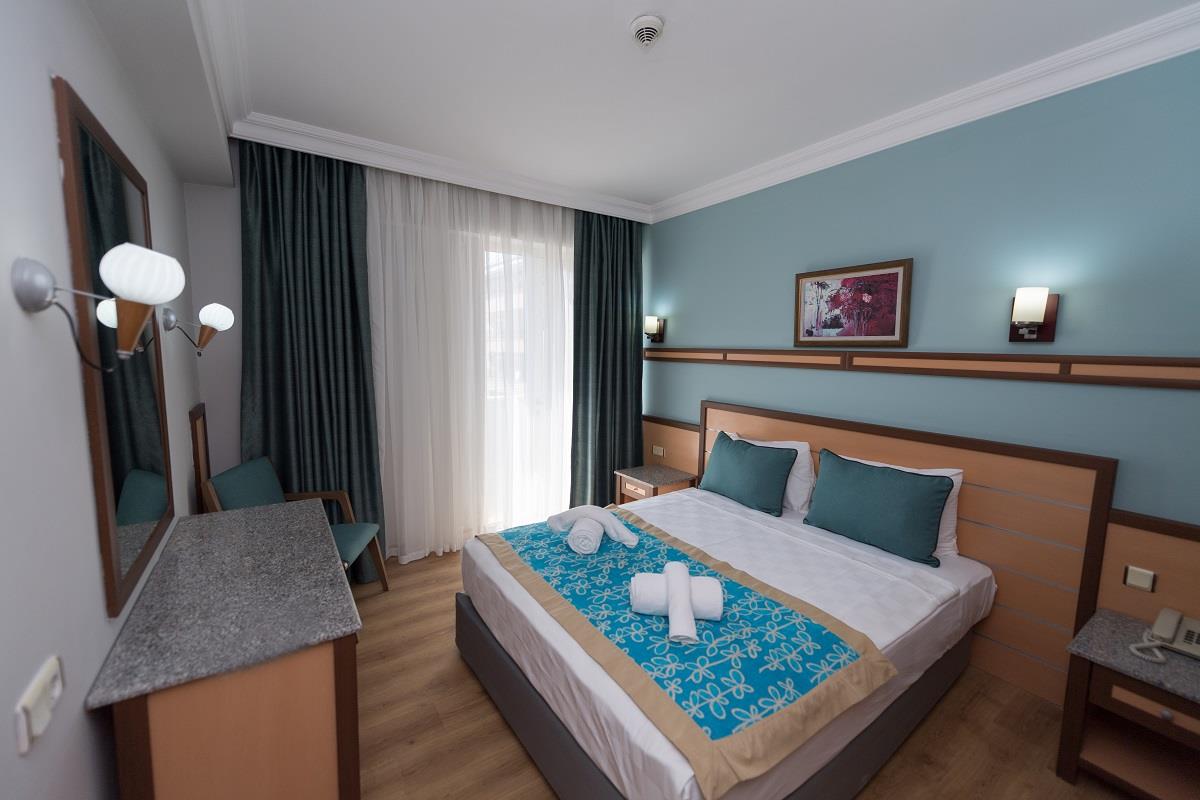 En az 3 yetişkin, En fazla 4 yetişkin veya 4 yetişkin + 1 çocuk.