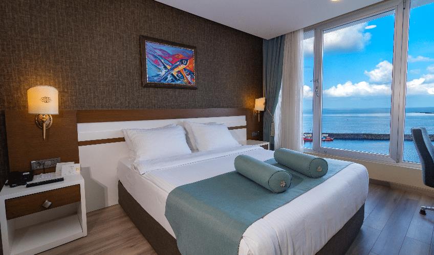 En fazla 3 yetişkin.