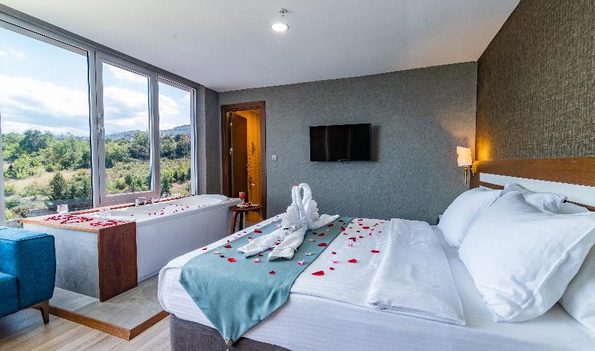 En fazla 2 yetişkin.