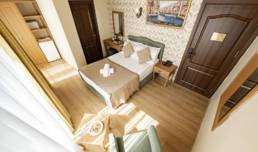 En fazla 1 yetişkin.