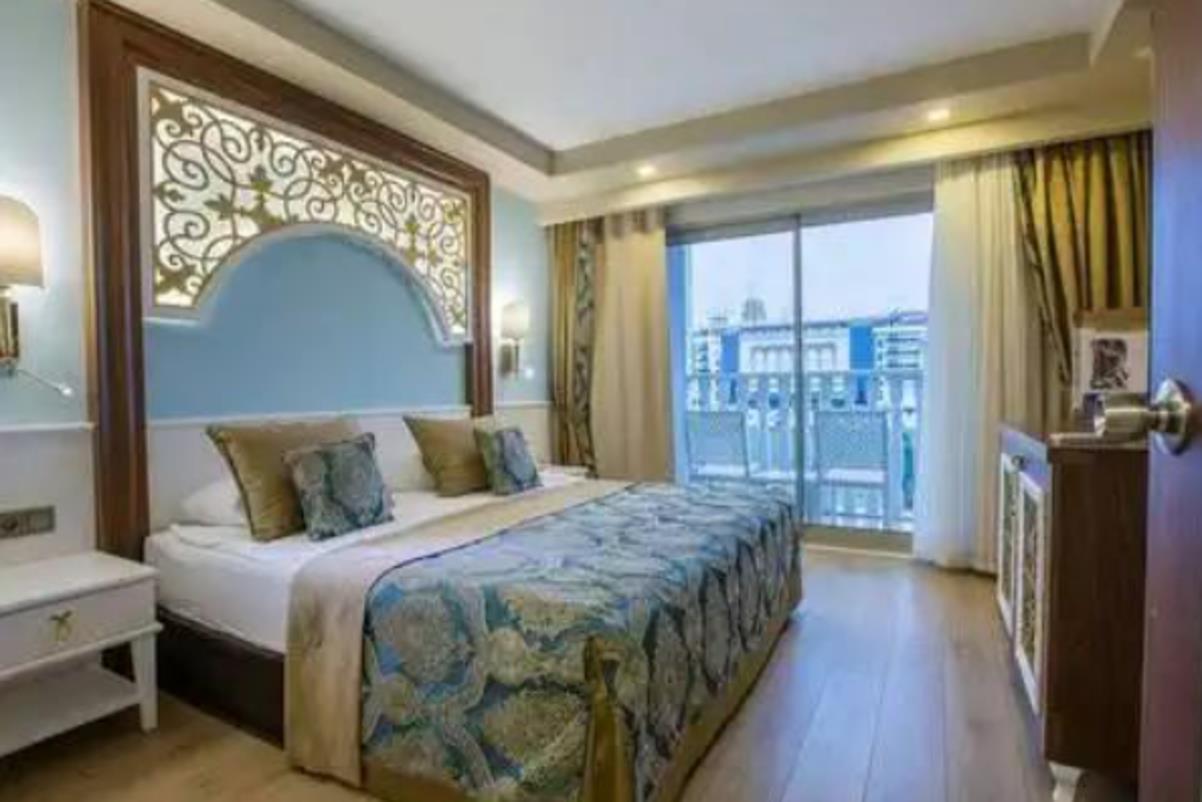 En az 3 yetişkin, En fazla 4 yetişkin veya 3 yetişkin + 1 çocuk.