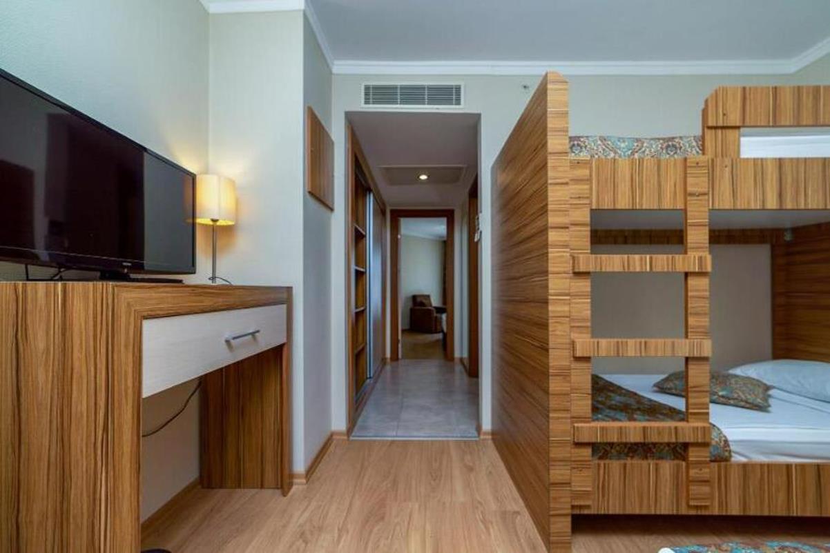 En az 3 yetişkin, En fazla 4 yetişkin + 1 çocuk veya 3 yetişkin + 2 çocuk.