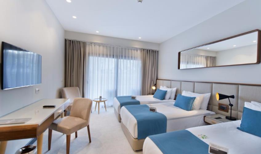 En fazla 2 yetişkin + 1 bebek (0-2 yaş).