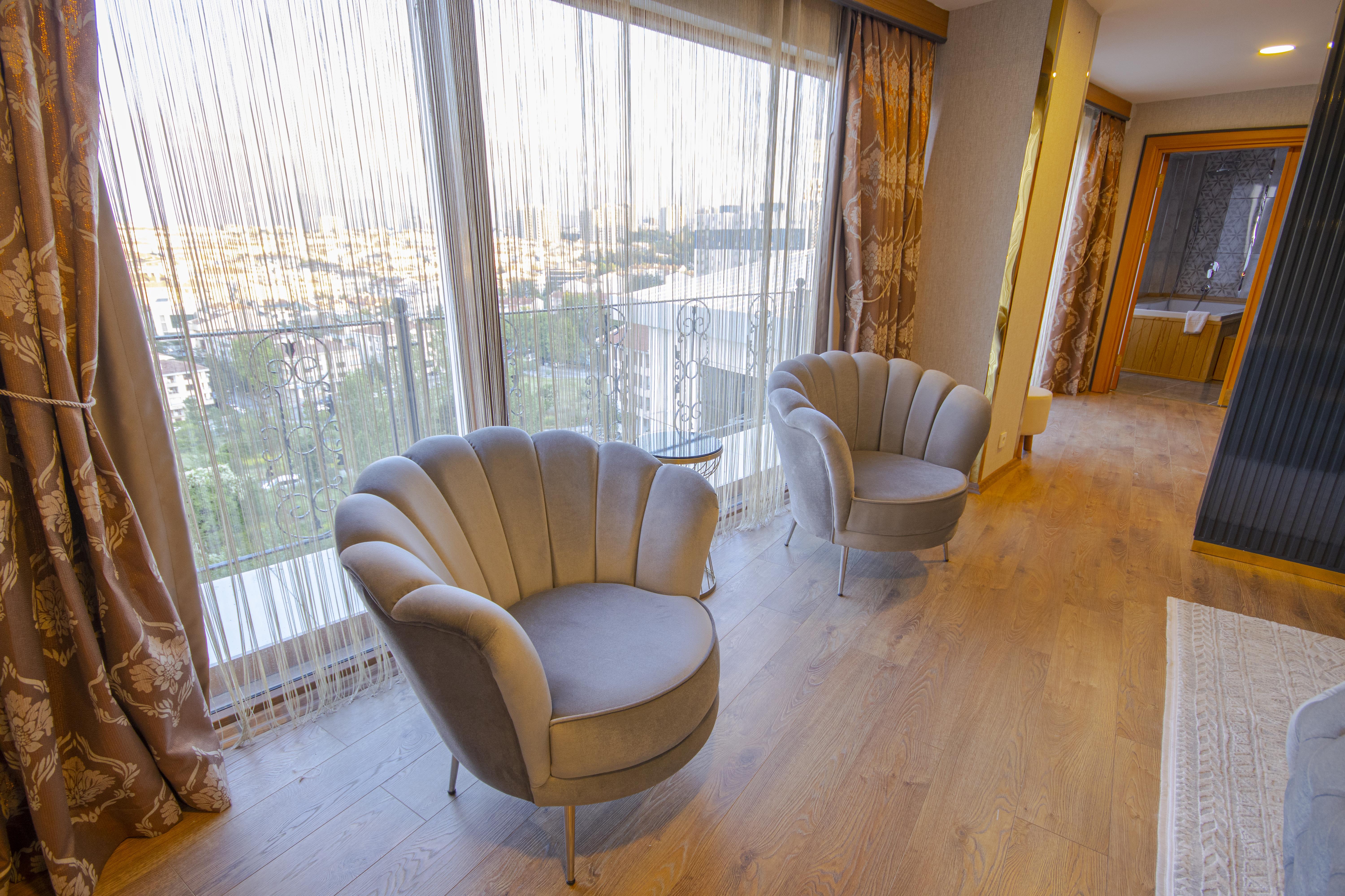 En fazla 2 yetişkin + 1 çocuk + 1 bebek (0-2 yaş) veya 1 yetişkin + 1 çocuk + 1 bebek (0-2 yaş).