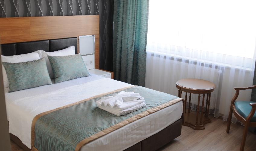 En fazla 2 yetişkin + 1 bebek (0-2 yaş) veya 1 yetişkin + 1 çocuk + 1 bebek (0-2 yaş).