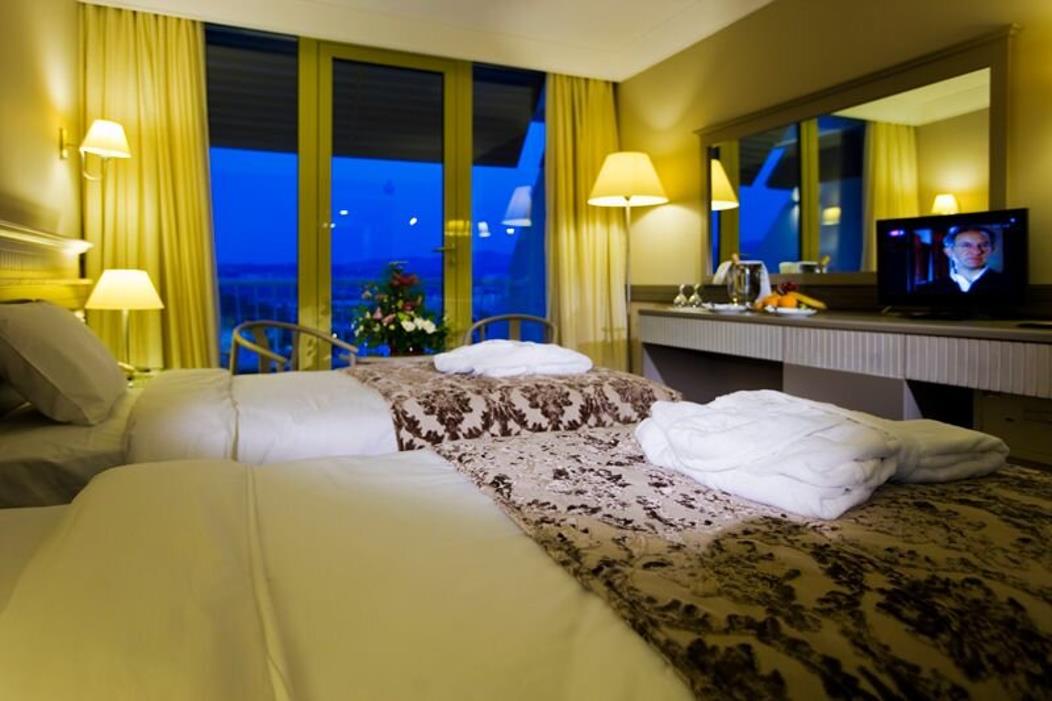 En fazla 3 yetişkin veya 2 yetişkin + 2 çocuk.