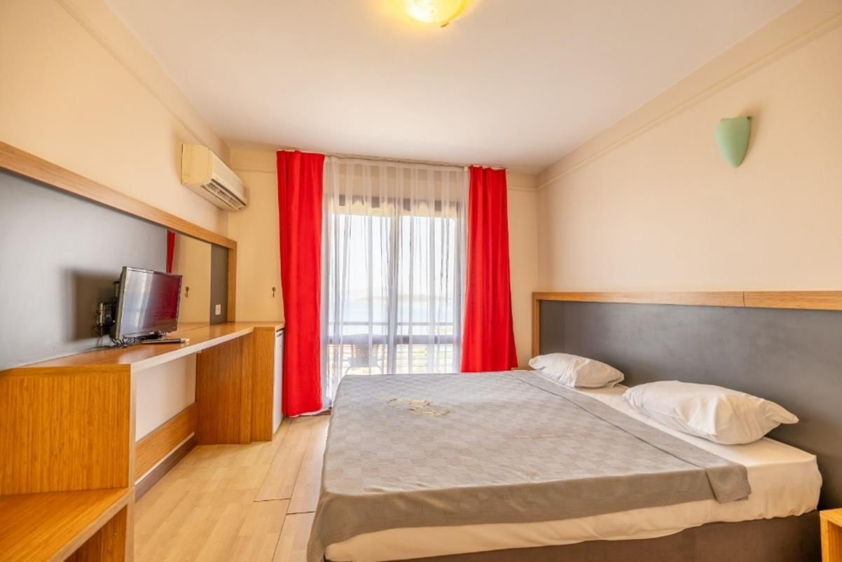 En fazla 3 yetişkin veya 2 yetişkin + 1 çocuk.