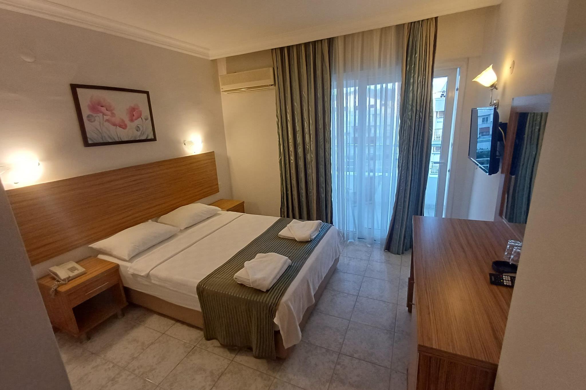 En fazla 3 yetişkin.