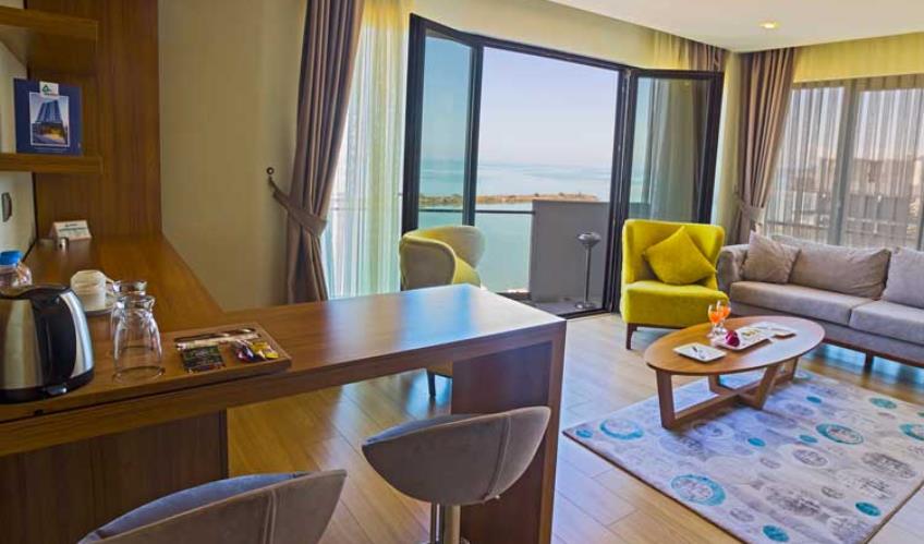 En fazla 4 yetişkin + 1 bebek (0-2 yaş) veya 3 yetişkin + 1 çocuk + 1 bebek (0-2 yaş).