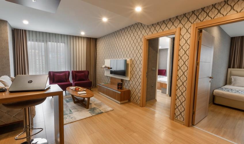 En fazla 5 yetişkin + 1 bebek (0-2 yaş) veya 4 yetişkin + 1 çocuk + 1 bebek (0-2 yaş).