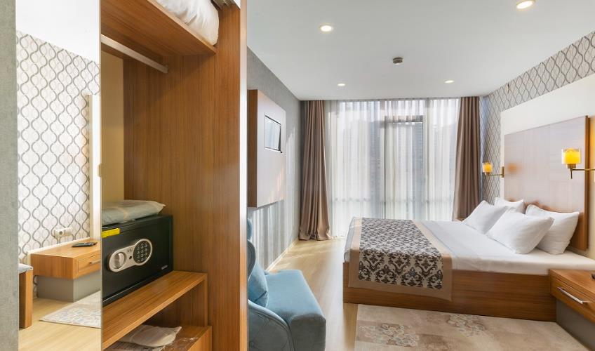 En fazla 3 yetişkin + 1 bebek (0-2 yaş).