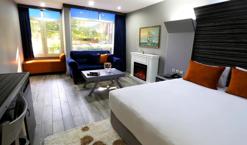 En az 2 yetişkin, En fazla 4 yetişkin + 1 bebek (0-2 yaş).