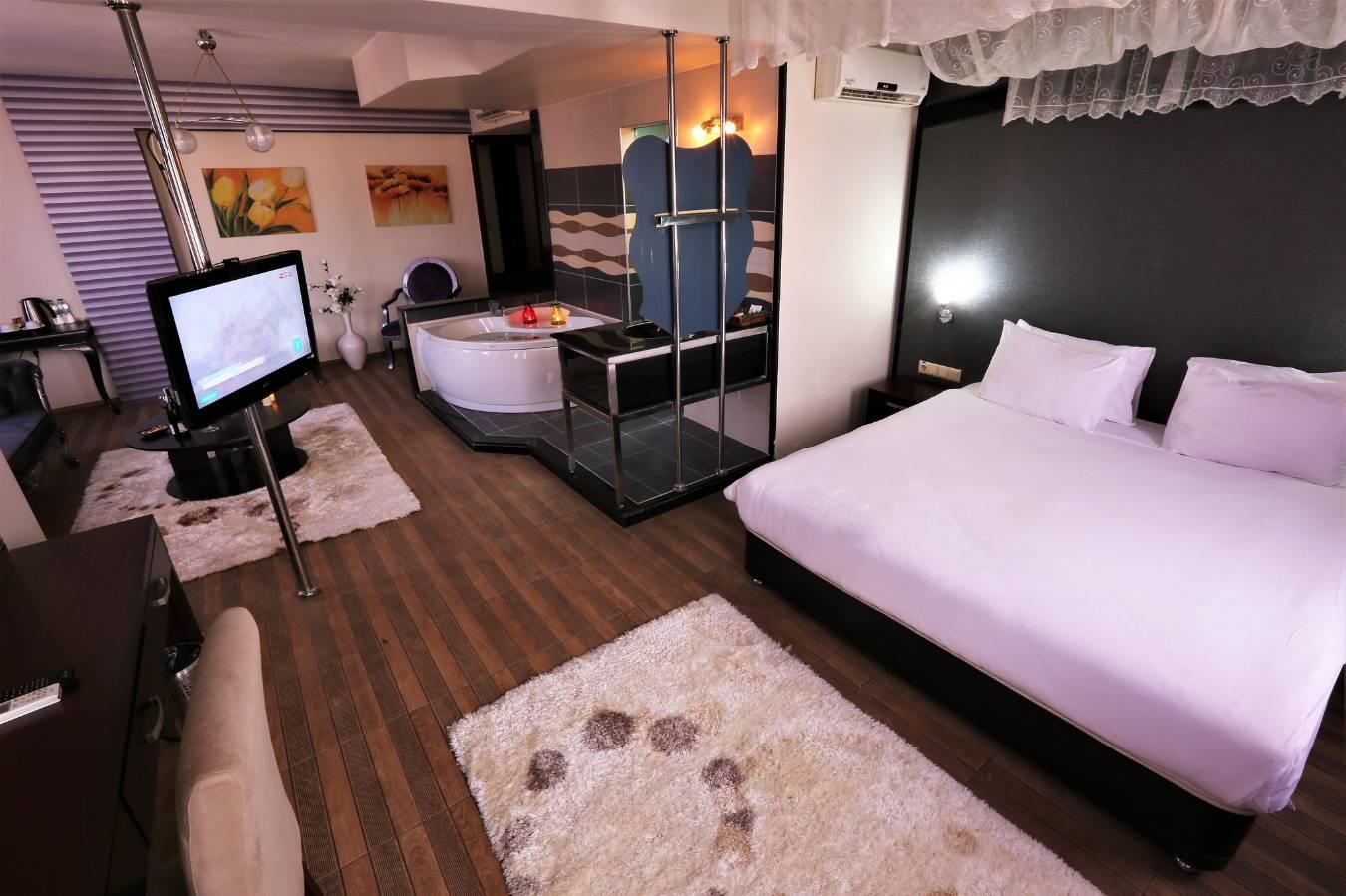 En fazla 2 yetişkin + 1 bebek (0-2 yaş).