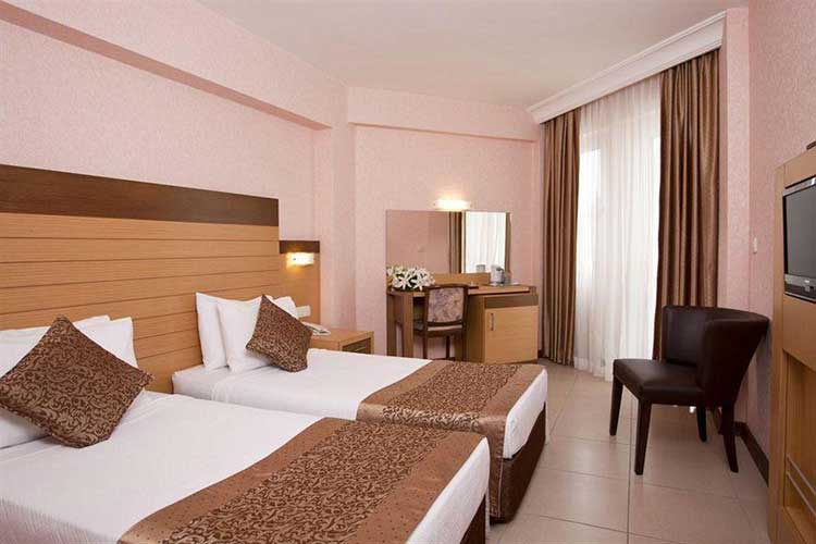 En fazla 3 yetişkin veya 2 yetişkin + 1 çocuk.