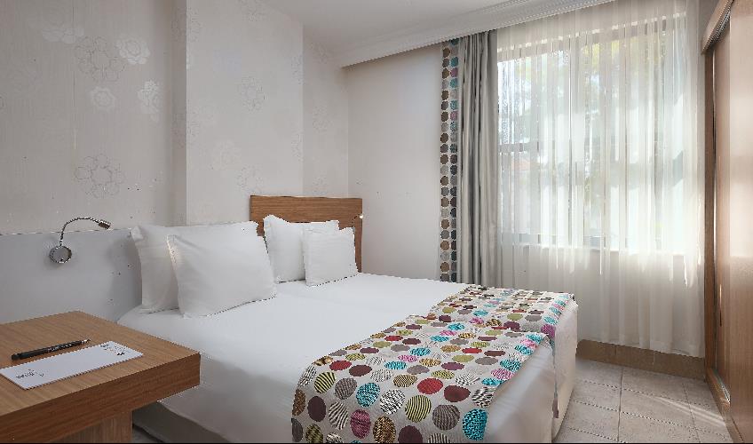 En fazla 4 yetişkin + 2 çocuk + 1 bebek (0-2 yaş) veya 3 yetişkin + 2 çocuk + 1 bebek (0-2 yaş).