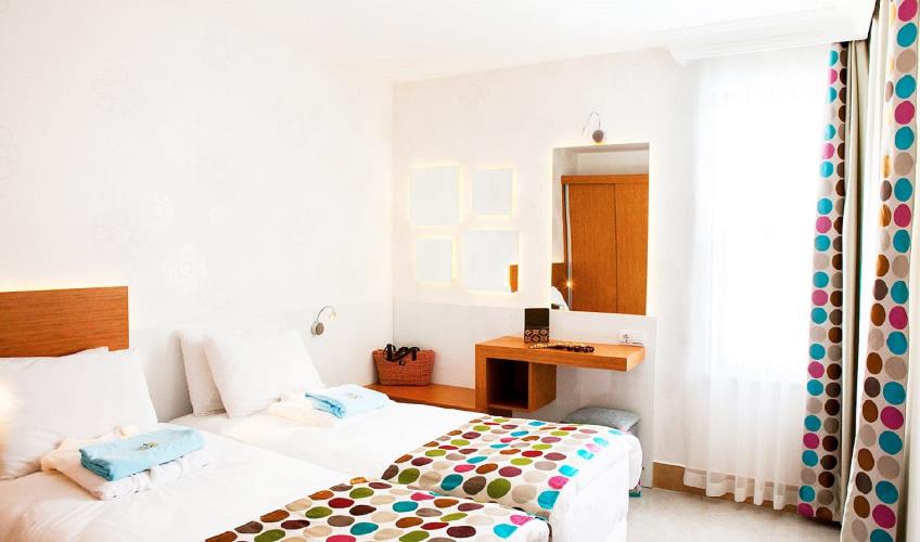 En fazla 2 yetişkin + 1 bebek (0-2 yaş).