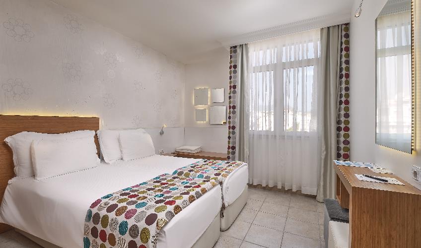 En fazla 4 yetişkin + 1 çocuk + 1 bebek (0-2 yaş) veya 3 yetişkin + 1 çocuk + 1 bebek (0-2 yaş).