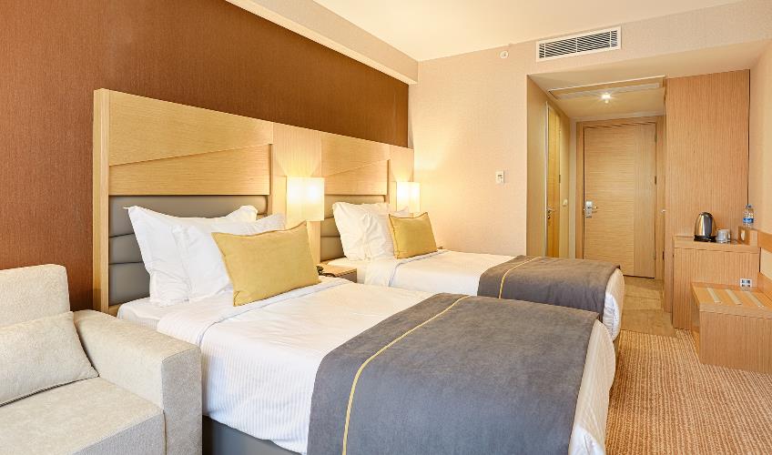 En fazla 2 yetişkin + 1 bebek (0-2 yaş).