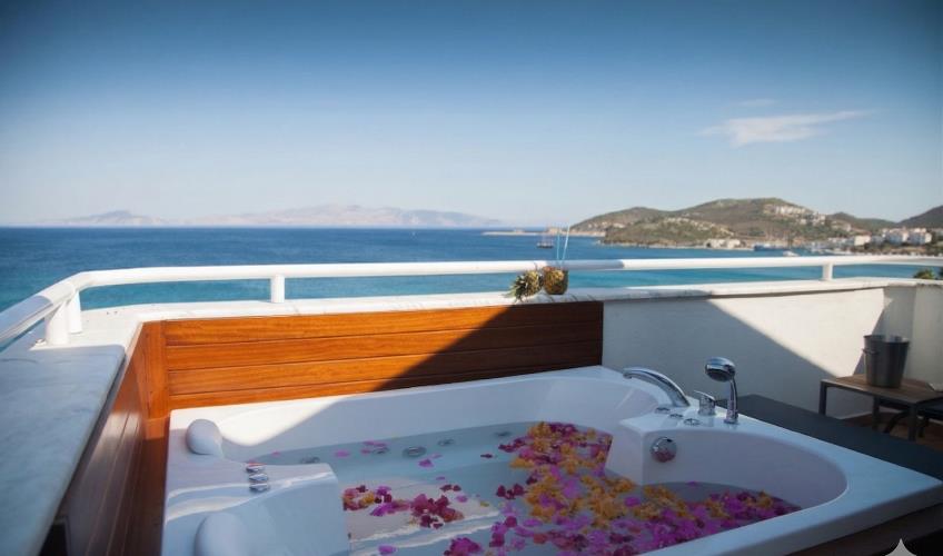 En fazla 4 yetişkin veya 3 yetişkin + 1 çocuk.