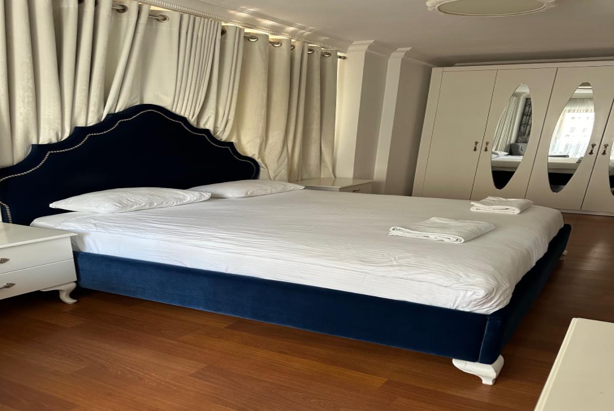 En fazla 4 yetişkin + 1 çocuk + 1 bebek (0-2 yaş) veya 3 yetişkin + 2 çocuk + 1 bebek (0-2 yaş).