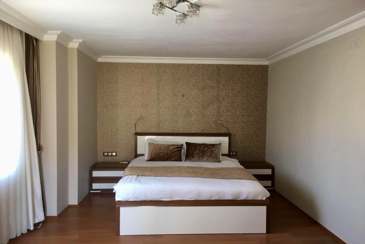 En fazla 4 yetişkin + 1 çocuk + 1 bebek (0-2 yaş) veya 3 yetişkin + 2 çocuk + 1 bebek (0-2 yaş).