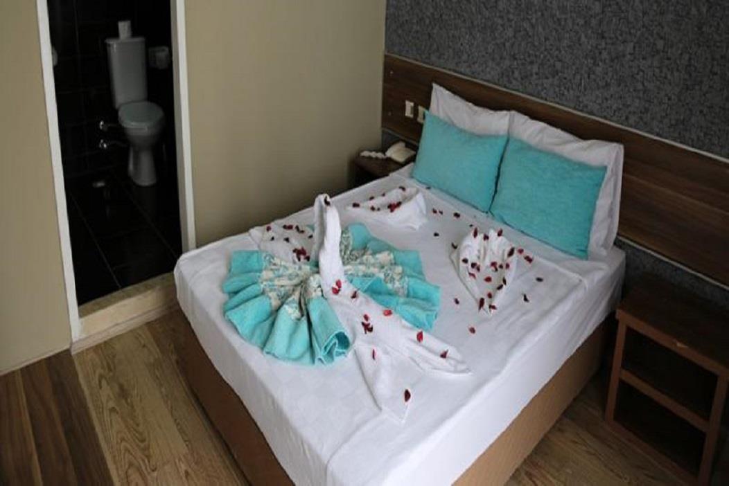 En fazla 3 yetişkin + 1 bebek (0-2 yaş) veya 2 yetişkin + 1 çocuk + 1 bebek (0-2 yaş).