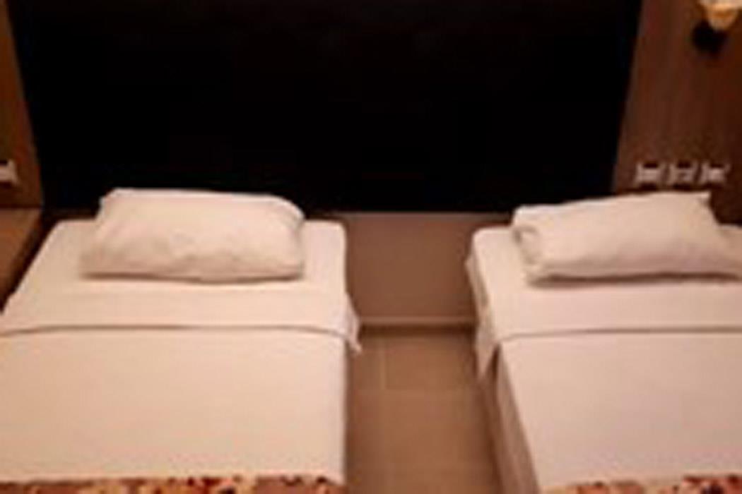 En az 2 yetişkin, En fazla 2 yetişkin.